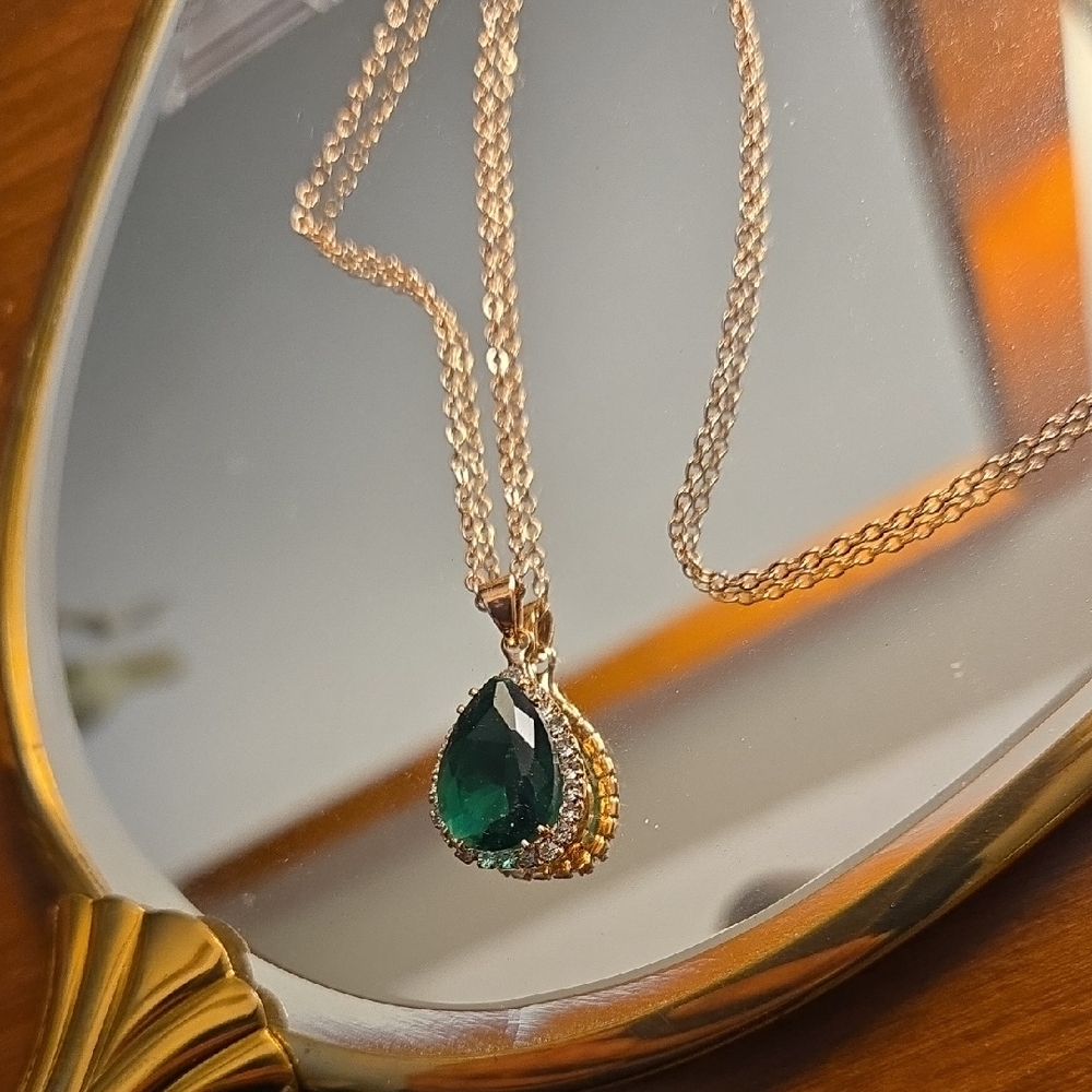 Beautiful Green Stone Pendant On A Rose Gold Colored Chain
